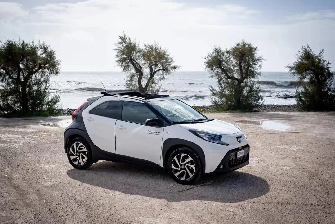 Toyota nuova di D&G Car sul lungomare del Cilento